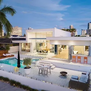 Capri Executive Waterfront - 5 Bedrooms - Heated Pool And Gold Coast
