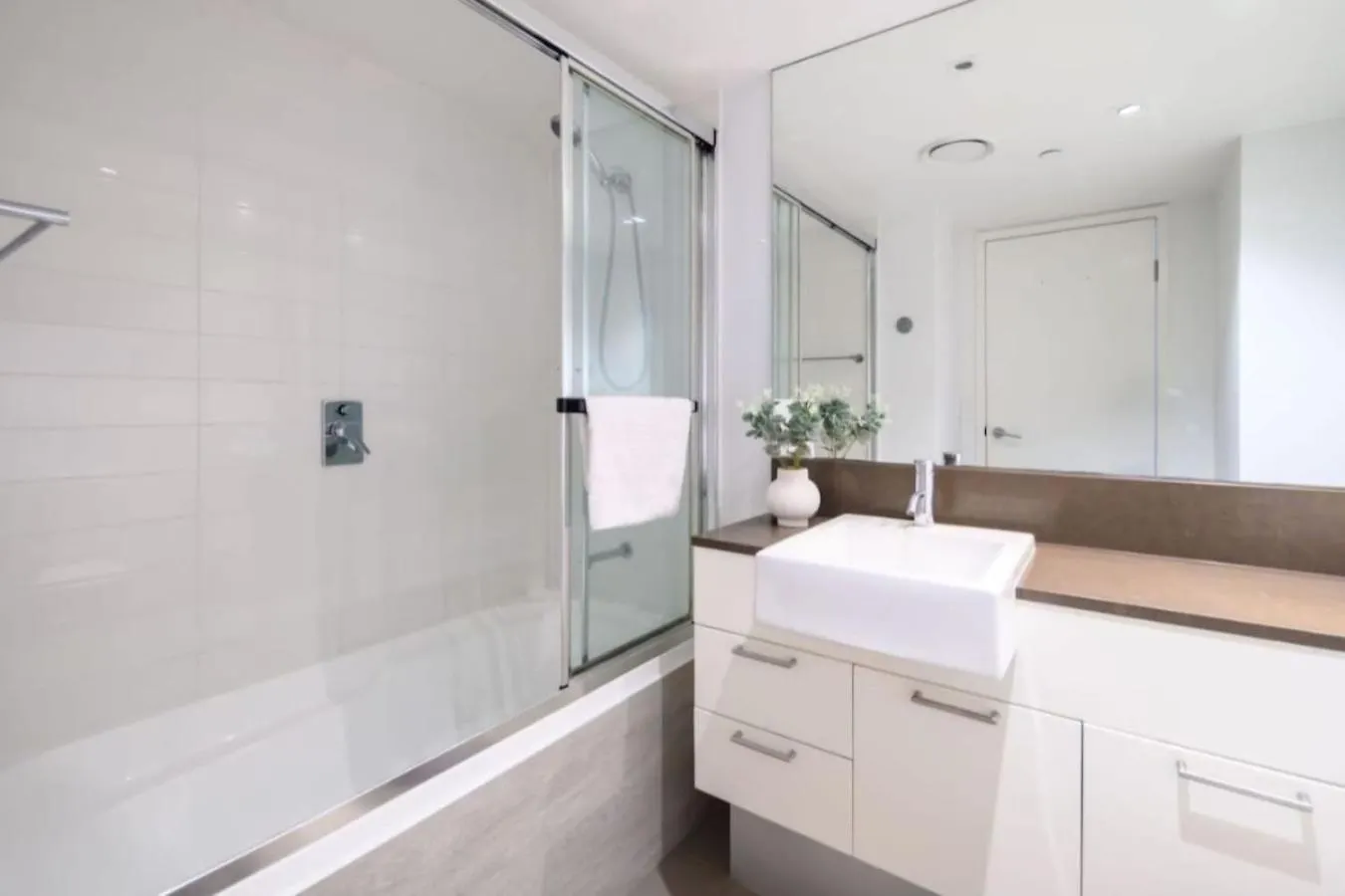 Serenity In Surfers Ocean Views Wifi Parking Gold Coast 0*,  Australia